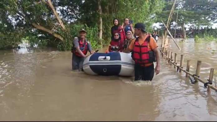 IWO Indonesia DPD Karawang Salurkan Bantuan untuk Warga Terdampak Banjir di Parungsari
