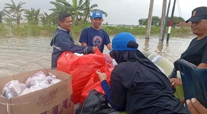IWOI Karawang Gelar Jumat Berkah Keempat, Salurkan Bantuan untuk Korban Banjir Telukjambe Timur