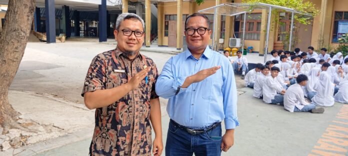 Plt Kepala SMAN 1 Karawang Dukung GOKAR, Dorong Transportasi Aman bagi Pelajar